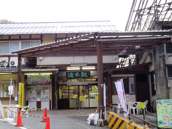 御岳山ケーブルカーの滝本駅