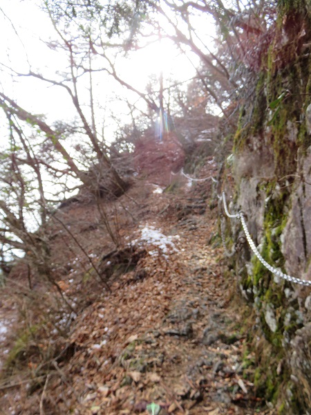 鍋割山まで高度感がある登山道滑落注意