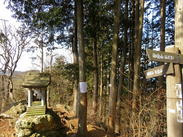 鍋割山の奥の院祠