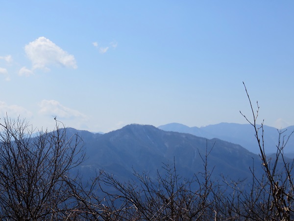 f:id:aohige0718:20170305170528j:plain 目指す三頭山景色