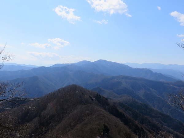 f:id:aohige0718:20170305170944j:plain 中央のピークが目指す三頭山