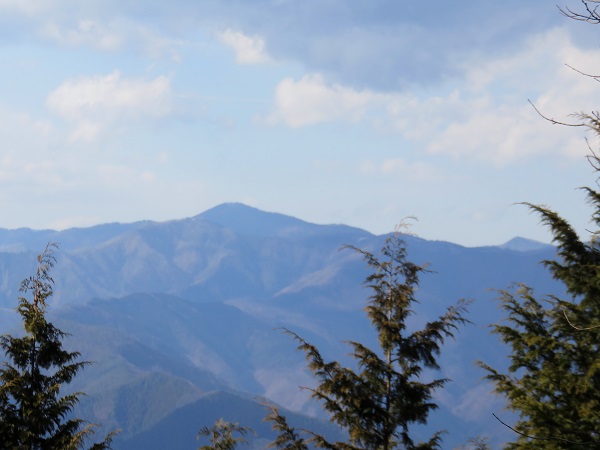 f:id:aohige0718:20170305171416j:plain 三頭山から雲取山景色