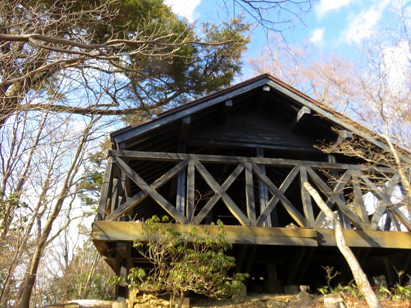 f:id:aohige0718:20170305171440j:plain 三頭山見晴らし小屋