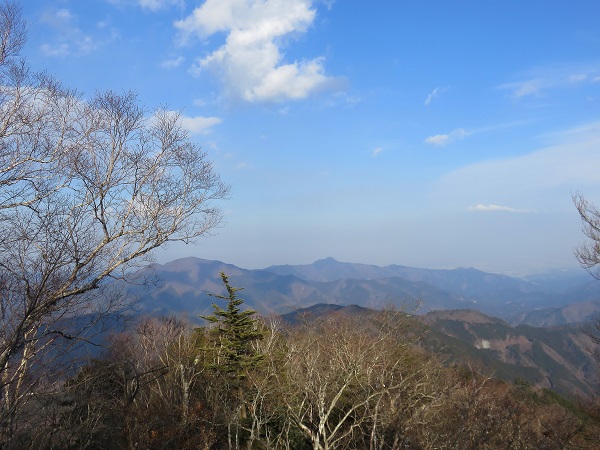 f:id:aohige0718:20170305171455j:plain 見晴らし小屋から奥多摩二山と御岳山景色