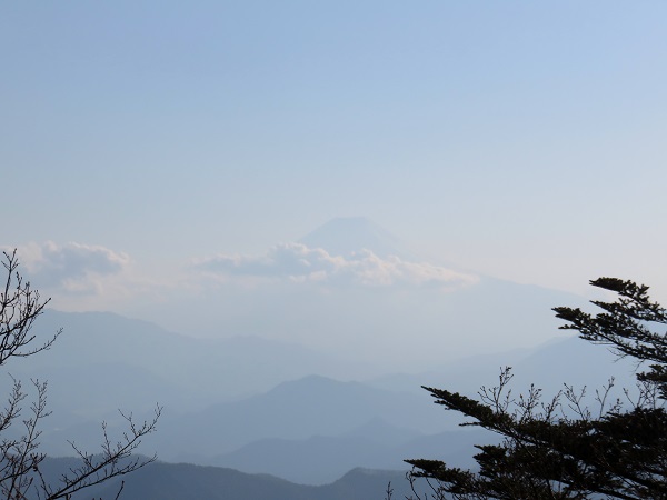 f:id:aohige0718:20170305171714j:plain 三頭山の山頂から富士山景色