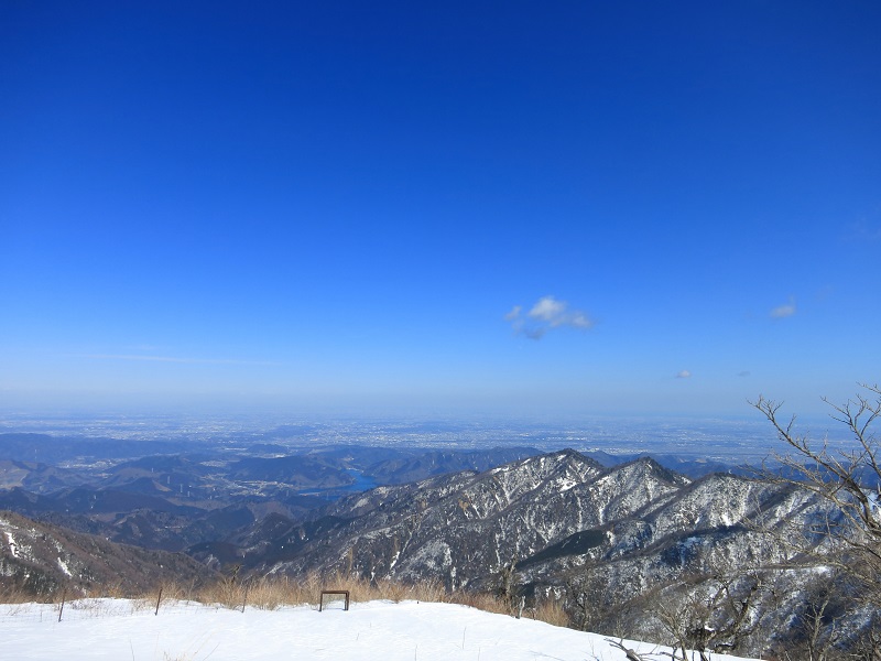 蛭ヶ岳の山頂から見る、丹沢三峰に宮ヶ瀬湖
