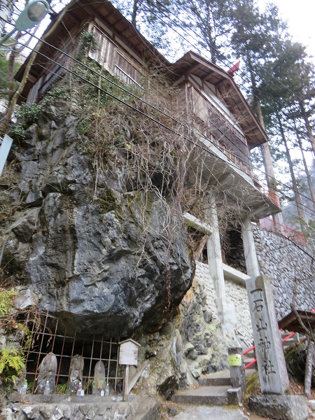 日原鍾乳洞の駐車場の目の前に一石山神社