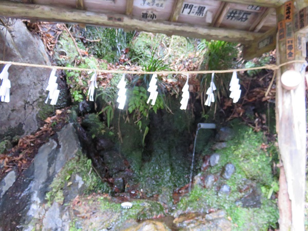 一石山神社水場