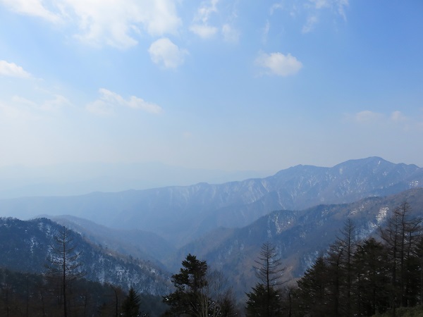 正面に大菩薩の山々と左手奥に富士山が見える