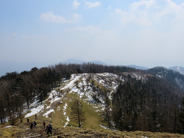 雲取山から見る残雪の石尾根