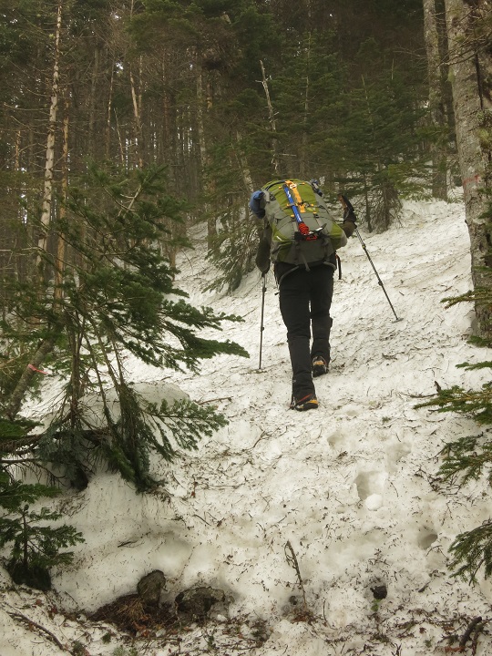奥千丈岳から先は雪が深く