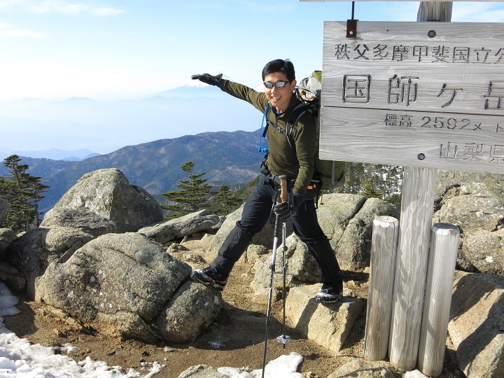 国師ヶ岳標高2,592ｍ山頂