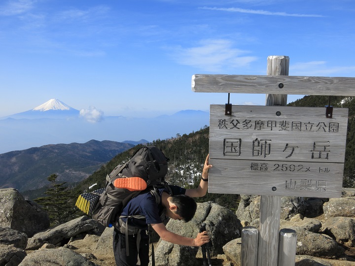 国師ヶ岳で体力の限界登山者