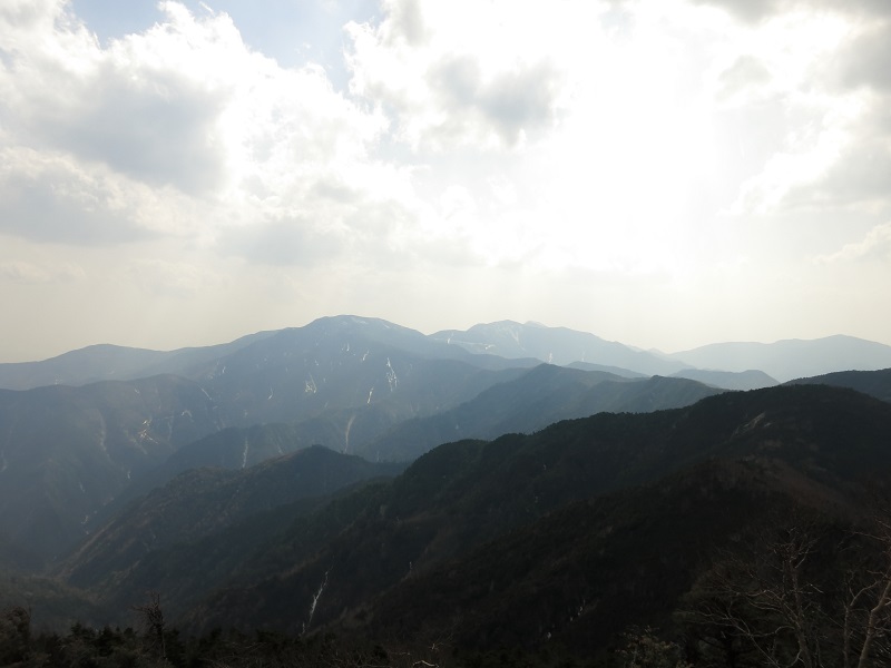 甲武信ヶ岳の山頂から見た北奥千丈岳・国師ヶ岳の縦走路