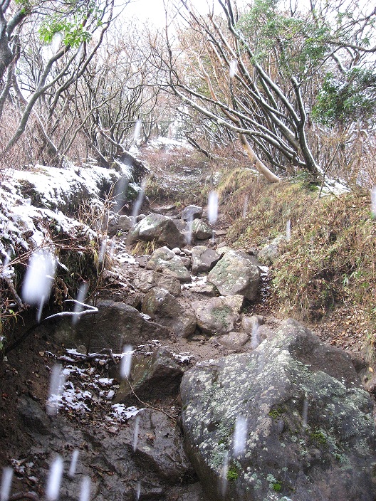 万三郎岳へ進む登山道
