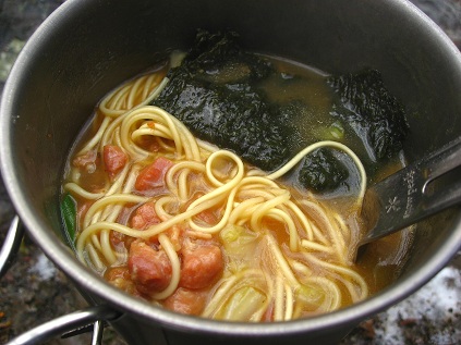 万三郎岳でラーメンタイム