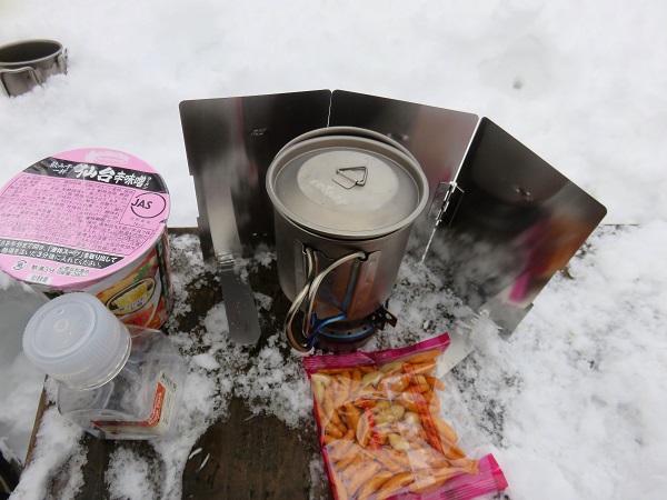 丹沢三峰の本間ノ頭(東峰）食事