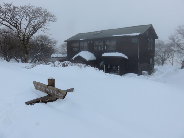 本間ノ頭から丹沢山まで3時間みやま山荘周辺も大雪