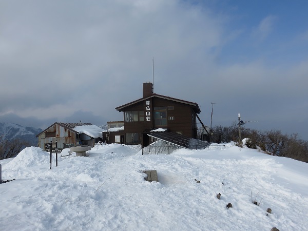 尊仏山荘周辺も凄い積雪量