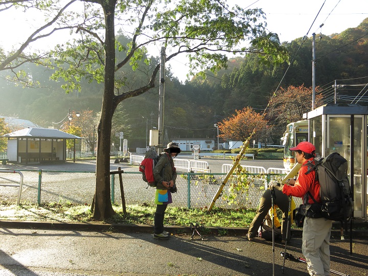 宮ヶ瀬バス停で早戸大滝と市原新道登山の準備中