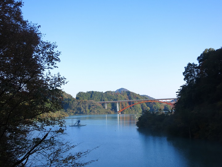 宮ヶ瀬湖に架かる虹の大橋