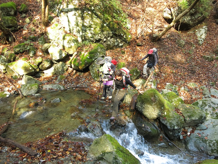 伝道から早戸大滝（雷平）を目指して進むと渡渉箇所