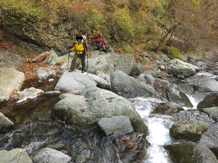 雷滝の道中渡渉があり