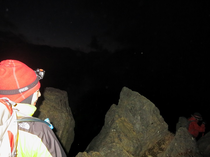 真っ暗の中の鬼ヶ岩