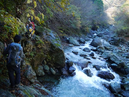 青矢印方に進むと沢付近のルート