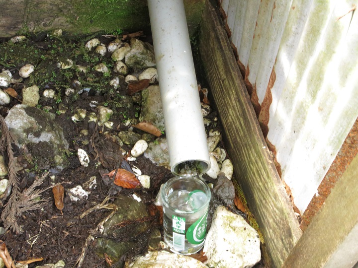 武甲山の山頂の近くにある水場