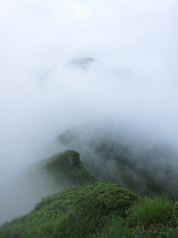 大障子ノ頭から万太郎山～仙ノ倉山方面の景色