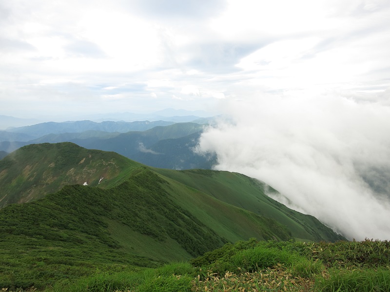 谷川連峰主脈縦走路から見る仙ノ倉山