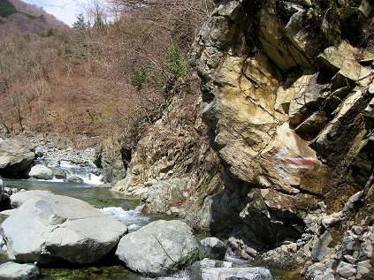 左に渡渉ではなく岩伝いに左岸(下流から見て右側）を進め案内