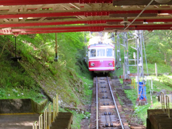 極楽橋駅からケーブルカーに乗り換えて高野山へ向かうルート