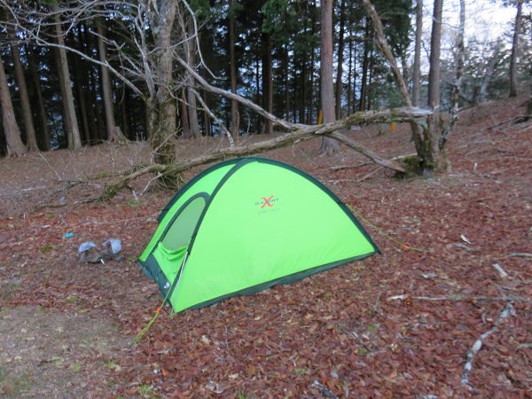伯母子峠避難小屋の裏にテントを張った様子