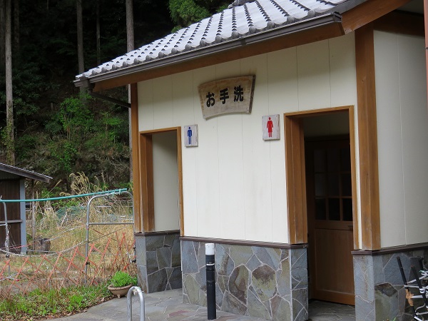 熊野古道小辺路の伯母子岳登山口のトイレ
