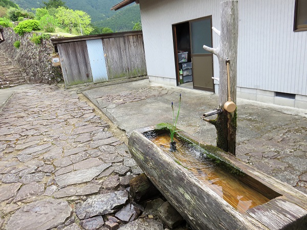 軒先を歩いて進む熊野古道の小辺路旅