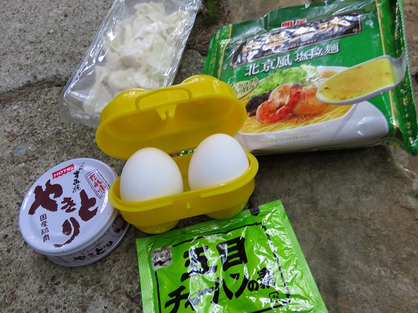 観音堂で山飯作りの様子