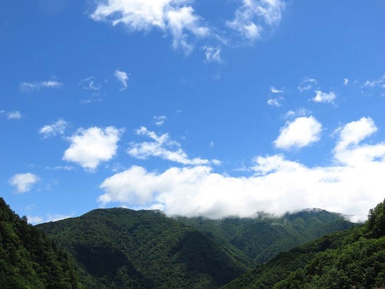 奥秩父の山域雷雲