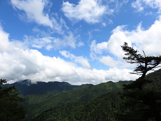 黒岩尾根青空が拡大
