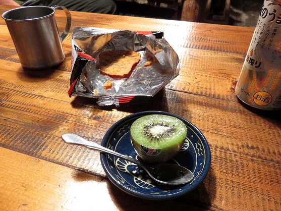 雁坂小屋でフルーツもらう