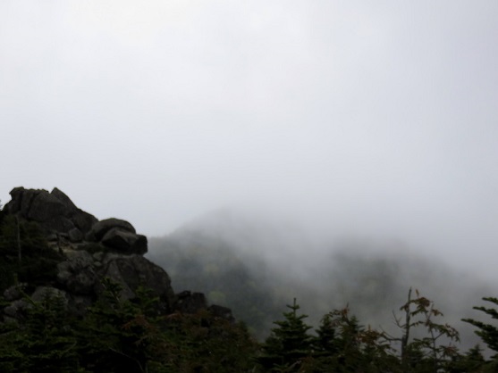 三宝山の山頂から三宝岩・甲武信ヶ岳展望