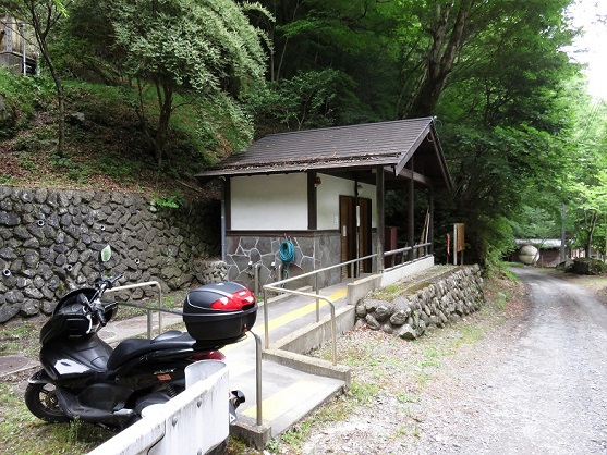 入川谷登山口駐車場