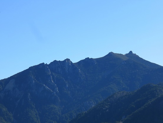 金峰山の稜線砂払ノ頭付近の岩場の迫力