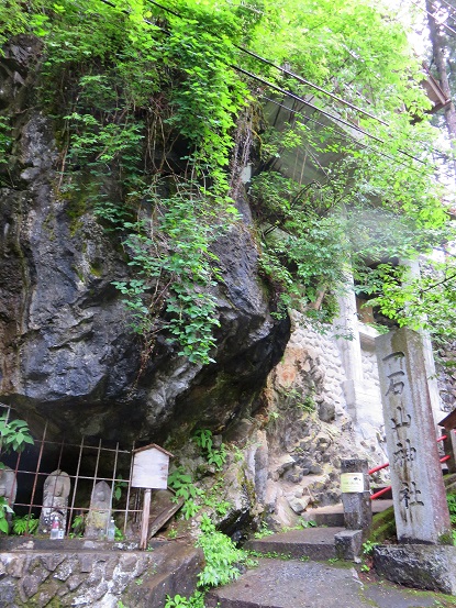 日原鍾乳洞の一石山神社