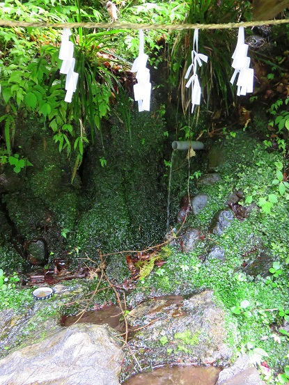 一石山神社日原鍾乳洞駐車場の目の前に水場