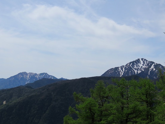 雨乞岳正面右が甲斐駒ヶ岳で、左奥に見えるお山が鳳凰三山