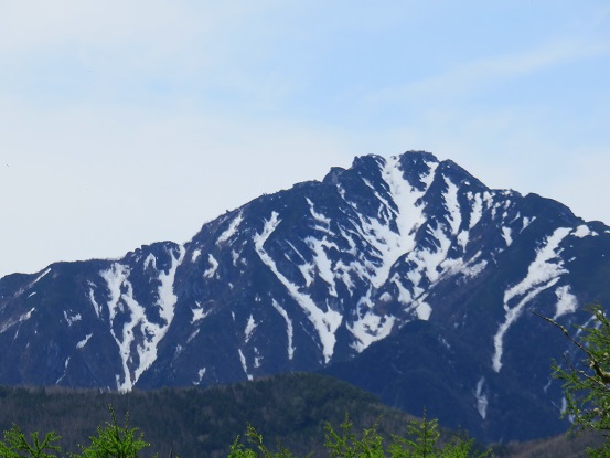 残雪の甲斐駒ヶ岳景色