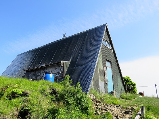 三角形の形をした烏尾山荘