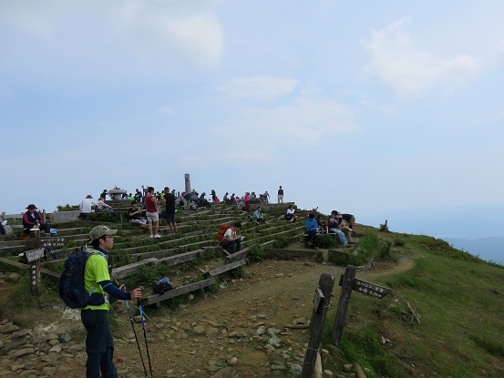 登山者で大賑わいな塔ノ岳山頂